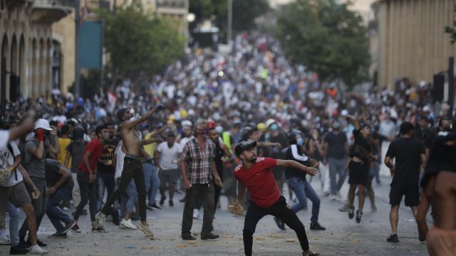 Obrazem: V Bejrútu druhý den pokračují nepokoje, sešly se tisíce lidí